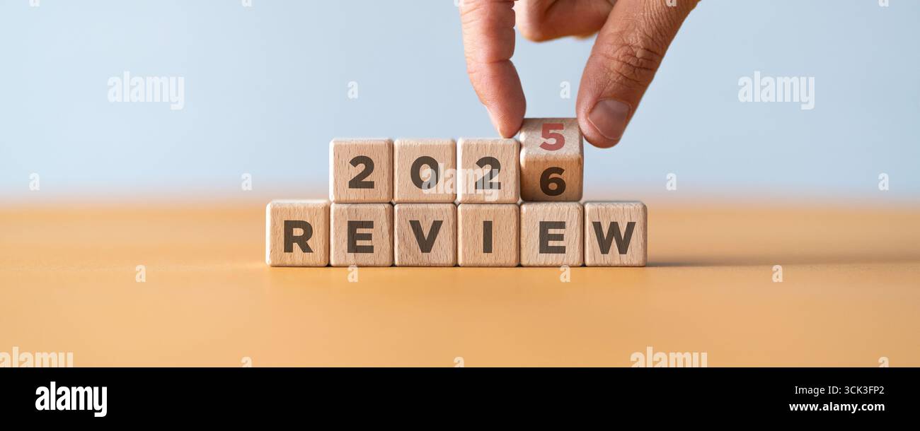 Retournement à la main de 2025 à 2026 sur des blocs de bois. 2025 examen des affaires et des clients pour la planification stratégique des affaires au cours de la prochaine année 2026. Fin du YE Banque D'Images