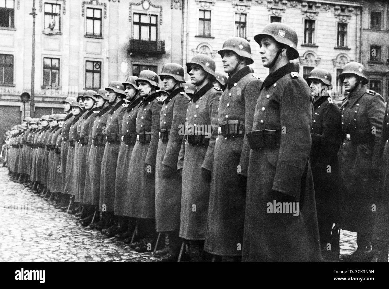 Une unité de police allemande nazie sur la place Szczepański à Kraków, lors des célébrations marquant l'anniversaire de l'arrivée au pouvoir d'Adolf Hitler, en 1944 Banque D'Images