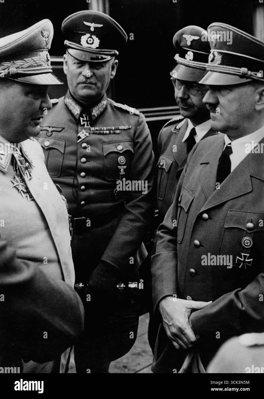 Adolf Hitler (premier à partir de la droite) en conversation avec ses associés nazis. De gauche à droite Hermann Göring, Wilhelm Keitel et Heinrich Himmler, 1942 Banque D'Images