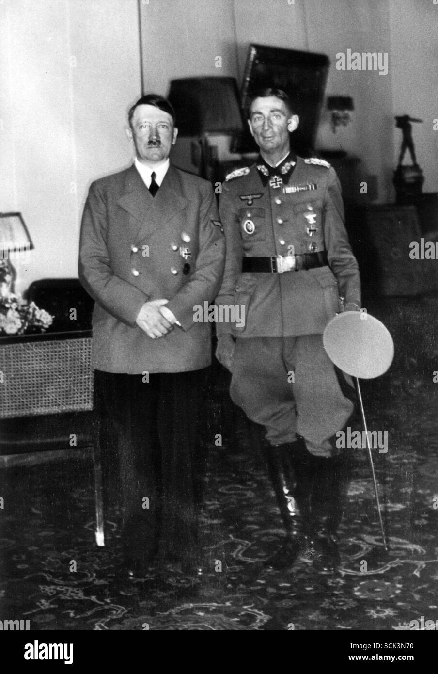Adolf Hitler et le général Edward Dietl juste après avoir décoré le général avec une couronne de laurier pour la Croix de chevalier, 1940 Banque D'Images
