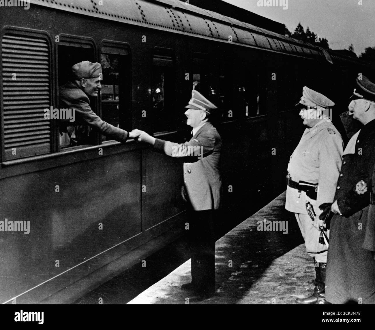 Adolf Hitler fait ses adieux au dictateur italien sortant Benito Mussolini. Sur le quai, on peut voir, entre autres, Hermann Göring (en uniforme clair) et Joachim Ribbentrop Banque D'Images
