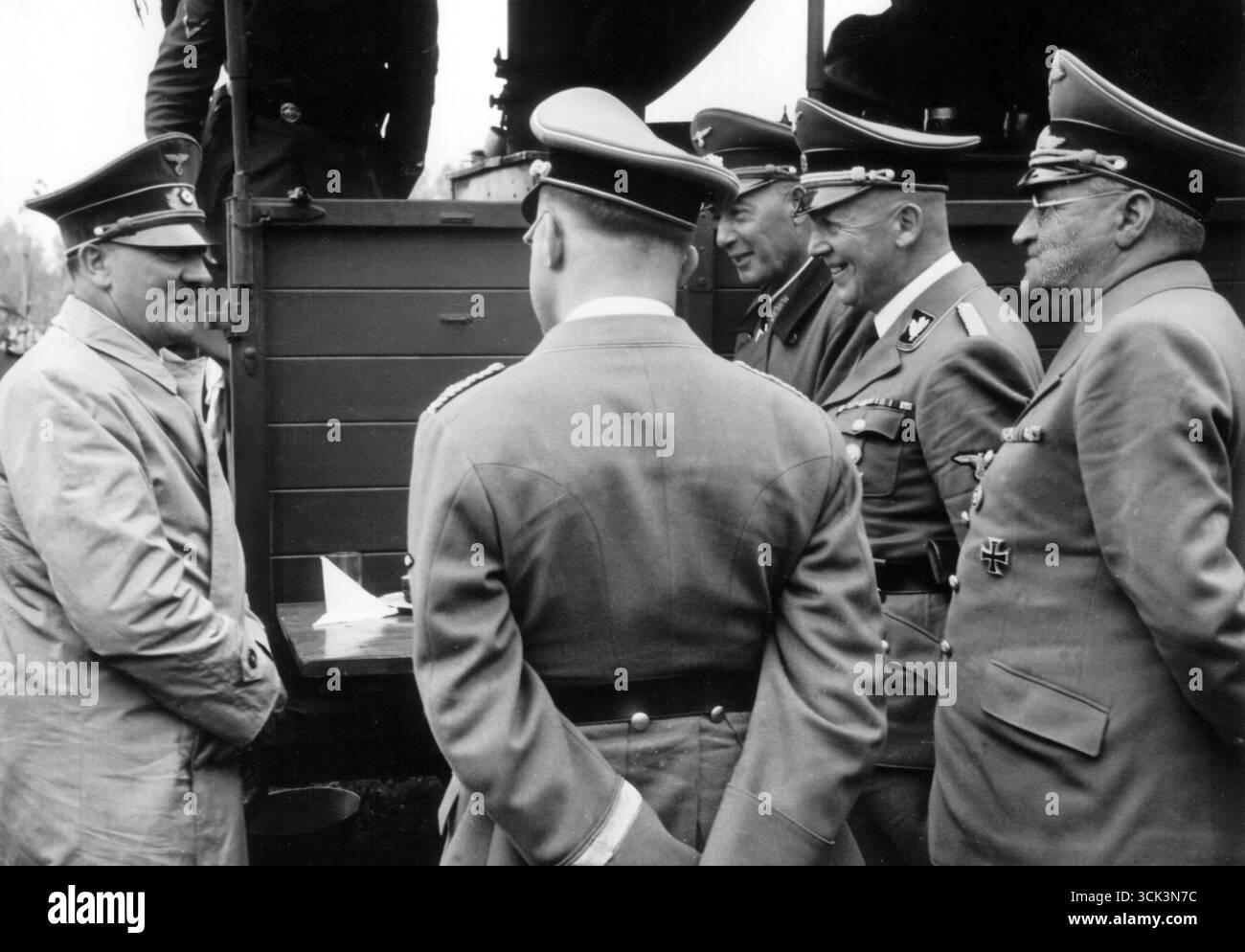 Adolf Hitler en conversation avec Heinrich Himmler (arrière), Otto Meissner (1er à partir de la droite), Heinrich Lammers (2e à partir de la droite) et le général Eugen Dollmann (3e à partir de la droite), 1940 Banque D'Images