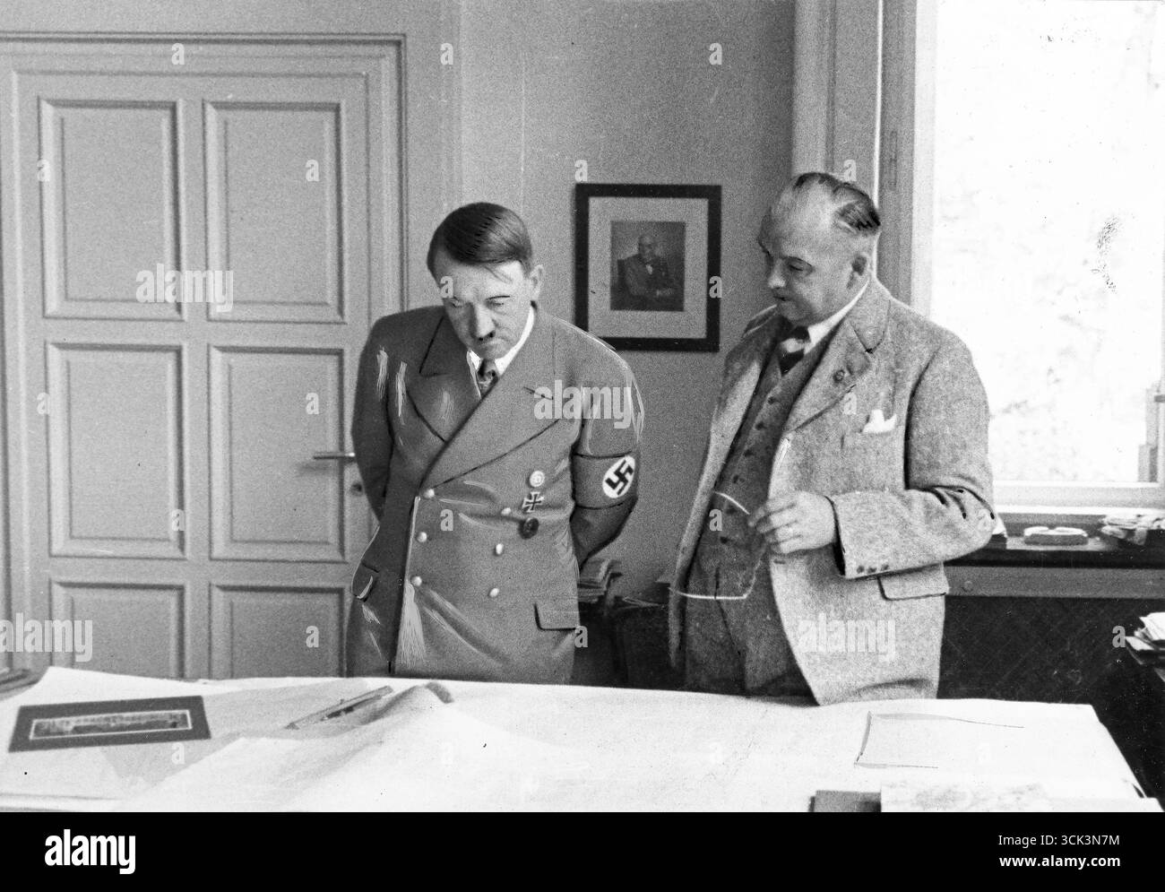 Adolf Hitler en uniforme nazi rend visite à l'artiste allemand Professeur Brinkmann, 1940 - vieille photo de presse retouchée Banque D'Images