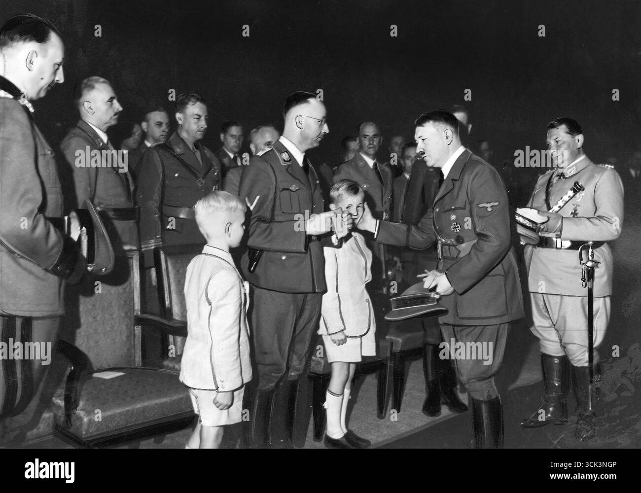 Adolf Hitler avec les deux fils de Reinhard Heydrich - Klaus et Heider - photo de presse retouchée Banque D'Images