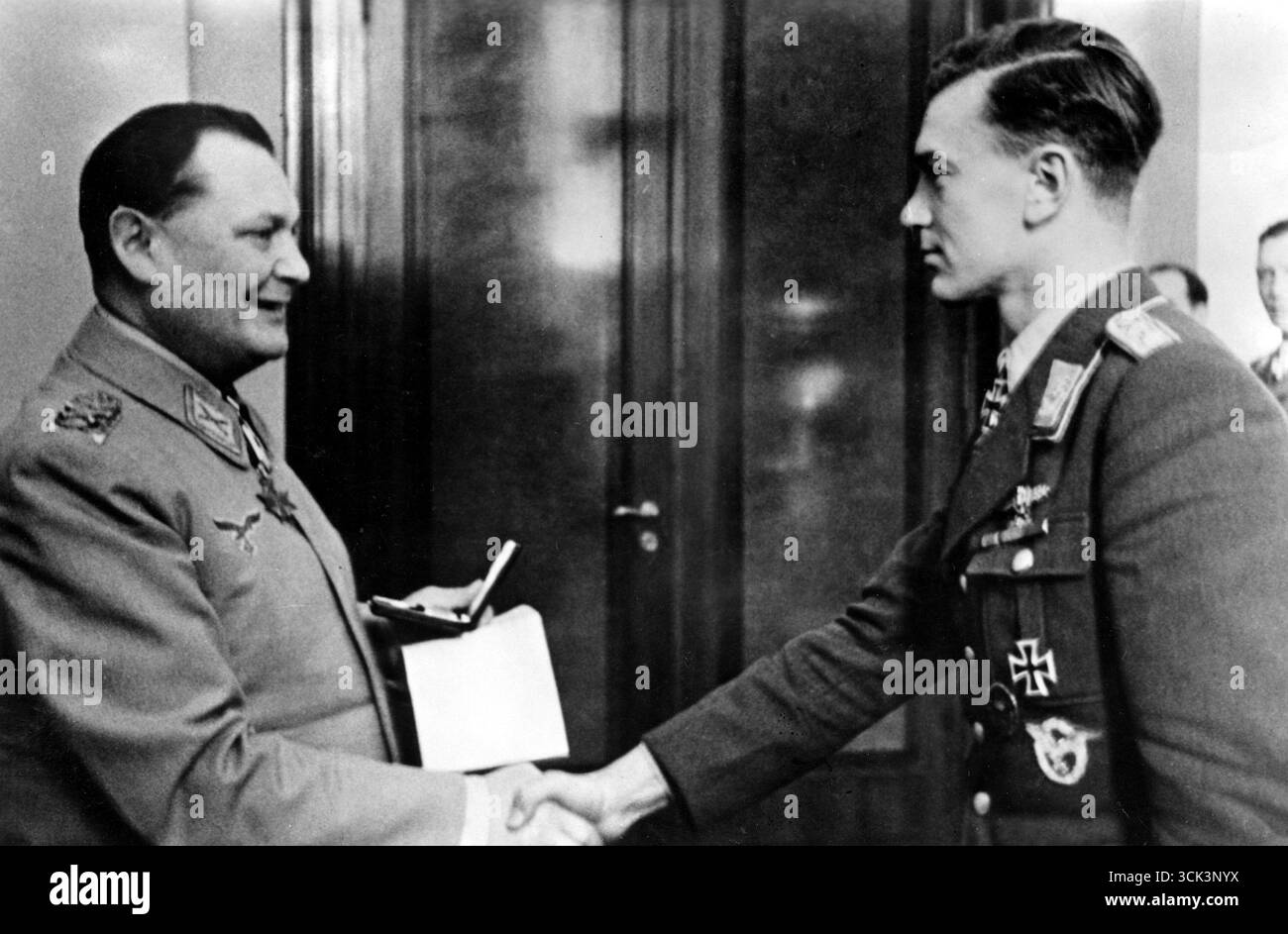 Le capitaine Kieslich (à droite) reçoit la feuille de chêne à la Croix de chevalier de la Croix de fer décernée par le chef du troisième Reich Adolf Hitler et présentée par le maréchal du Reich Hermann Goering. 1944 Banque D'Images