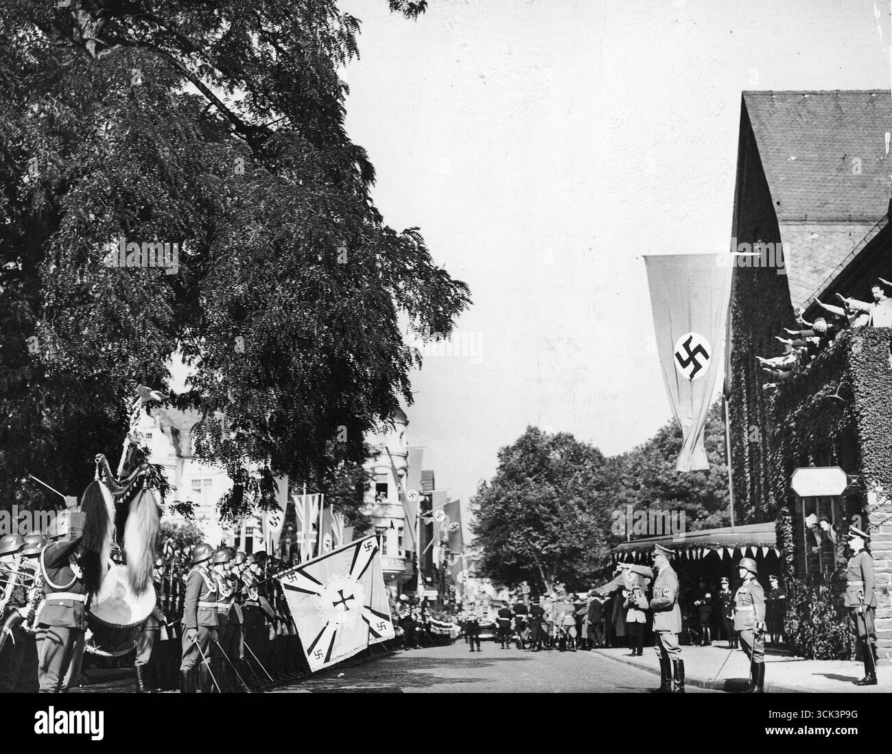Le chancelier nazi allemand Adolf Hitler examine la garde d'honneur. Heure de la rencontre avec le premier ministre britannique Neville Chamberlain. Bad Godesberg 1938 Banque D'Images