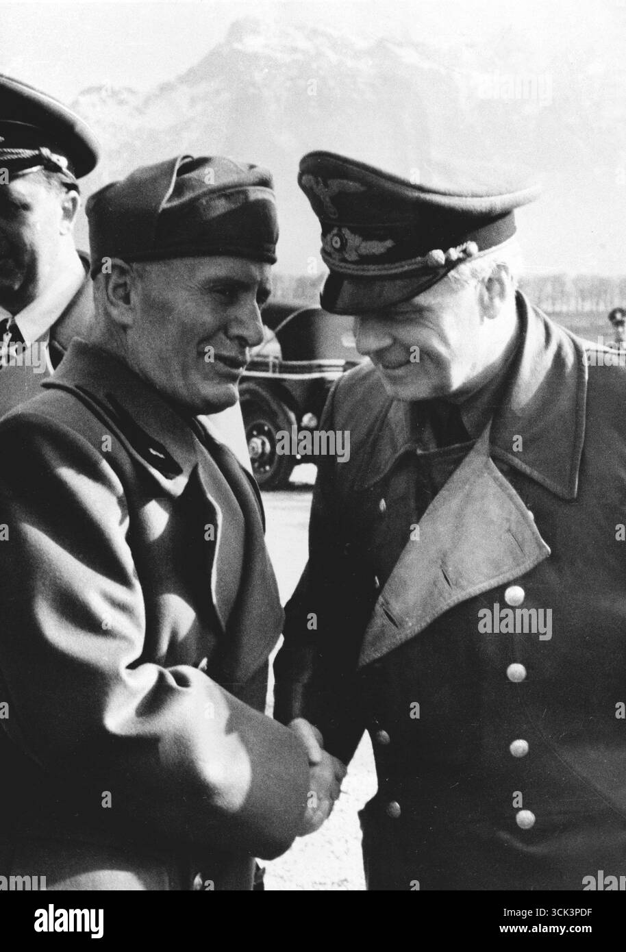 Joachim von Ribbentrop (à droite) salue Benito Mussolini, qui est arrivé pour une rencontre avec Adolf Hitler. Visible à côté de lui se trouve Rahn, l'ambassadeur du Reich en Italie. 1944 Banque D'Images