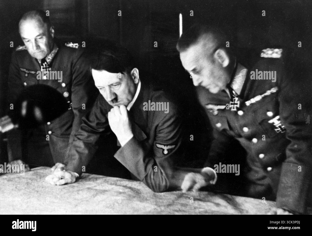 Chef du troisième Reich Adolf Hitler (au centre), commandant en chef de l'armée Walther von Brauchitsch (à gauche) et chef de l'état-major de l'armée Franz Halder (à droite) discutant de la situation au front, 1941 Banque D'Images