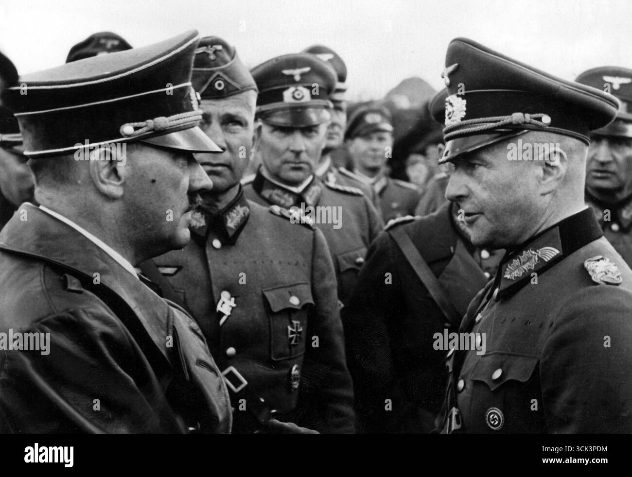 Le chef du troisième Reich Adolf Hitler (à gauche) reçoit un rapport du commandant en chef des forces terrestres, le maréchal Walther von Brauchitsch (à droite) 1940 Banque D'Images