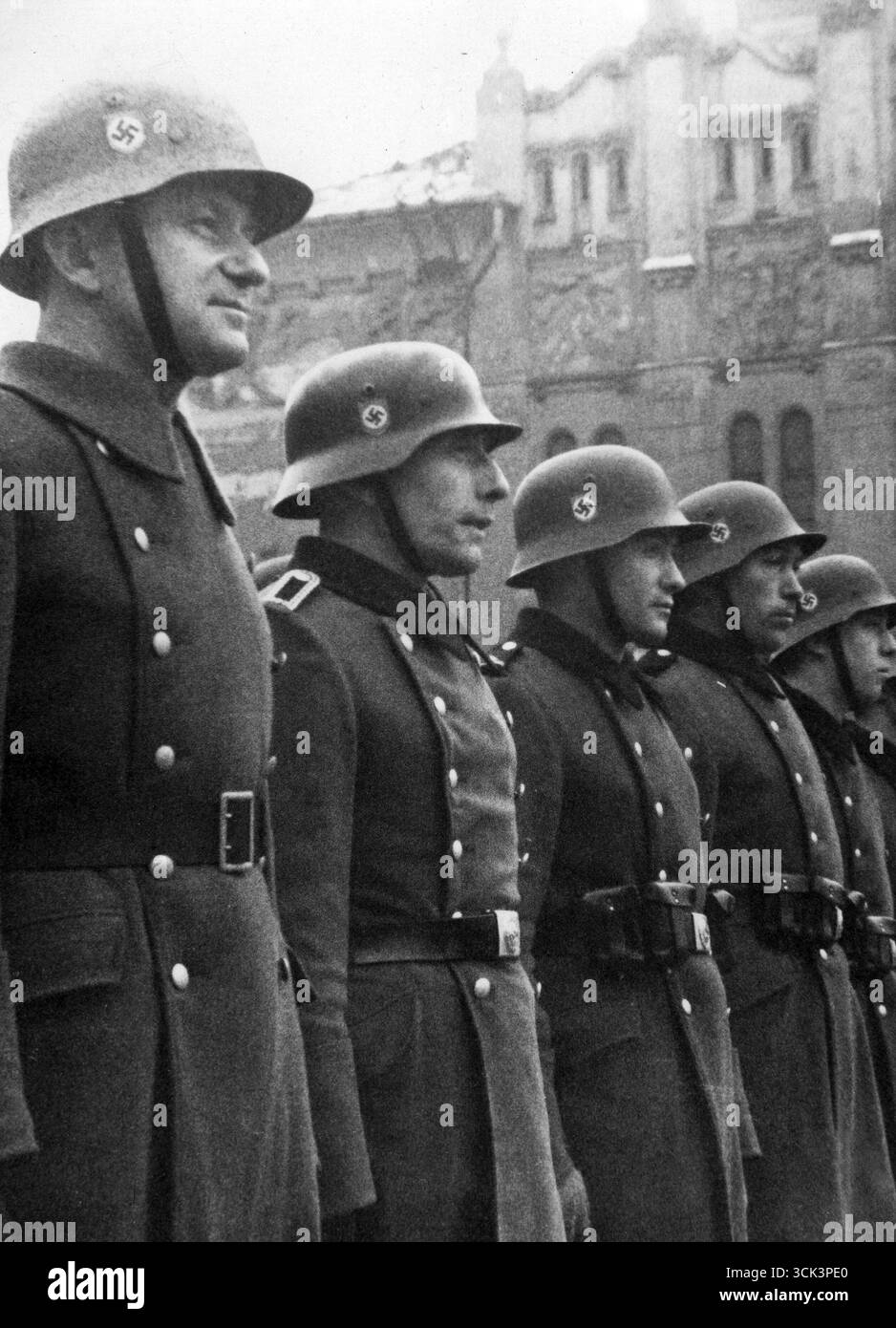 Des policiers allemands nazis sur la place Szczepański pendant les célébrations marquant l'anniversaire de l'arrivée au pouvoir d'Adolf Hitler en 1944 Banque D'Images