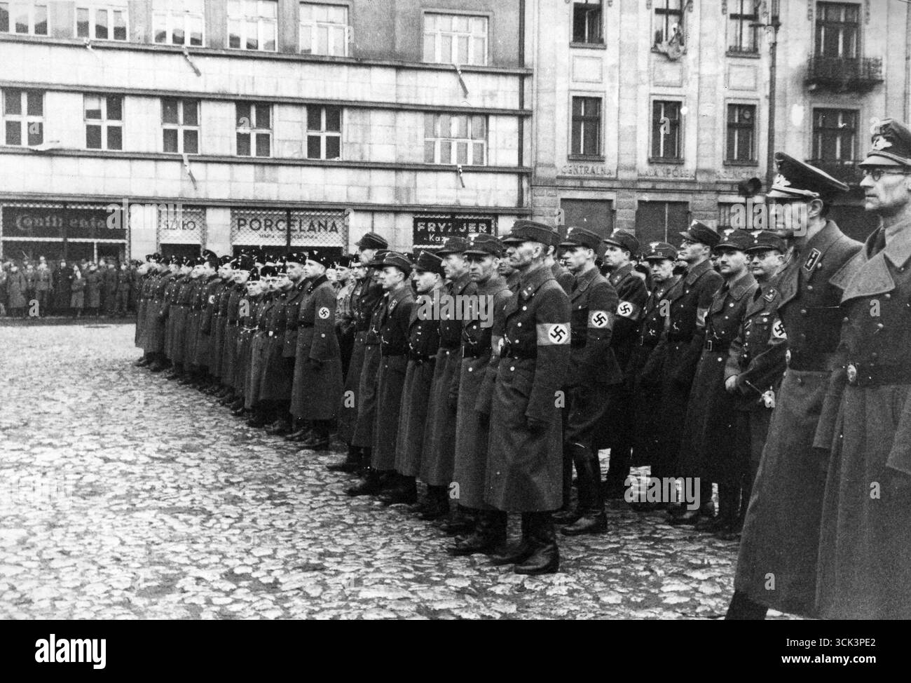 Les unités nazies allemandes de sa sur la place Szczepański à Kraków, lors des célébrations marquant l'anniversaire de l'arrivée au pouvoir du dirigeant nazi Adolf Hitler, en 1944 Banque D'Images