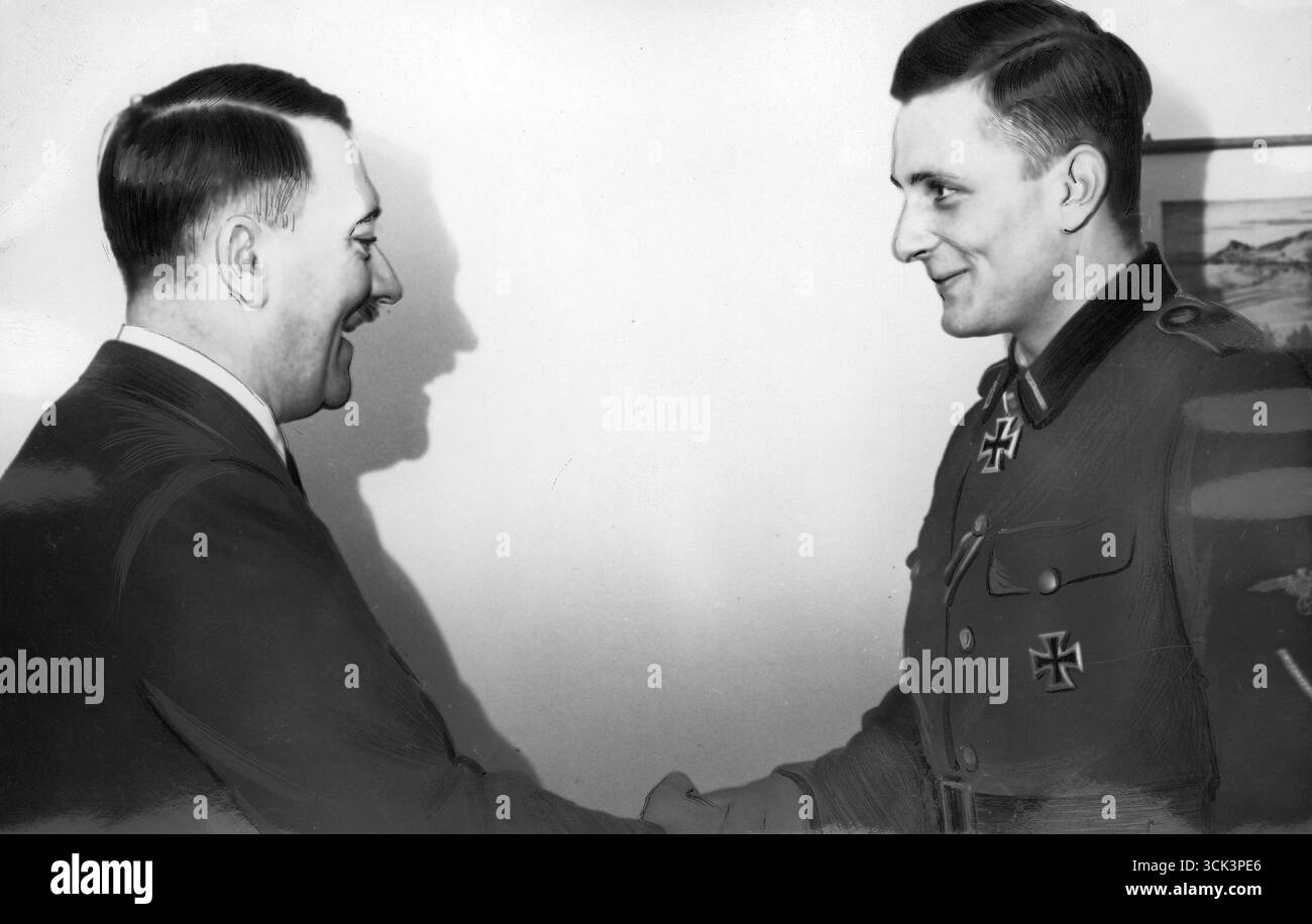 Le dirigeant nazi Adolf Hitler (à gauche) félicite le soldat SS Fritz Christen, le plus jeune récipiendaire de la Croix de chevalier de la Wehrmacht. Guerre mondiale II Banque D'Images