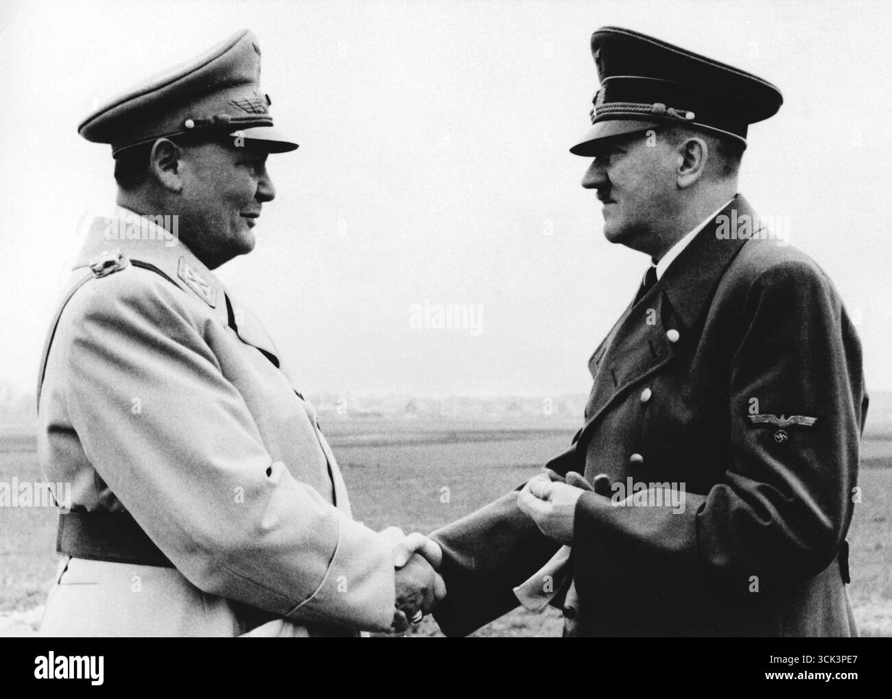 Le dirigeant nazi Adolf Hitler (à droite) reçoit les voeux d'anniversaire du maréchal Hermann Goring, seconde Guerre mondiale, 1944 Banque D'Images