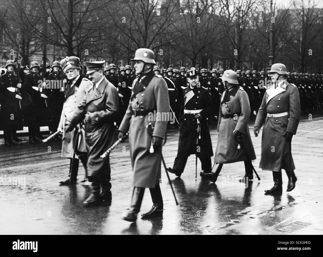 Le chef nazi et chancelier du Reich Adolf Hitler dans un défilé, 1937 Banque D'Images