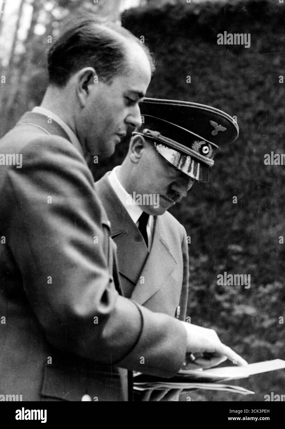 Chef nazi, Adolf Hitler en compagnie de l'architecte Albert Speer. 1943 Banque D'Images