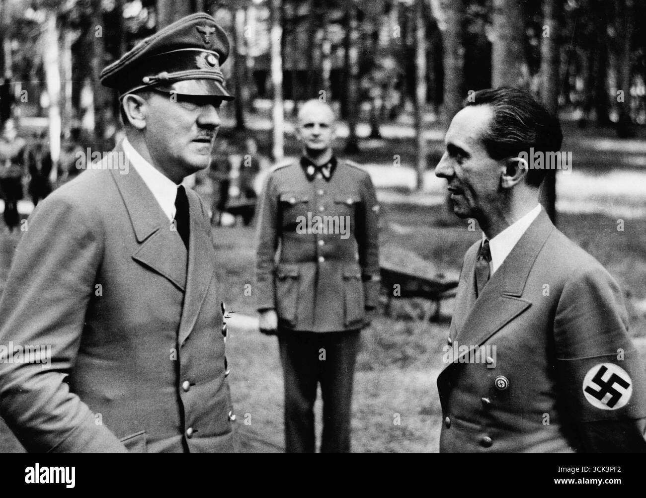 Dirigeants nazis seconde Guerre mondiale – Adolf Hitler en conversation avec Joseph Goebbels Banque D'Images