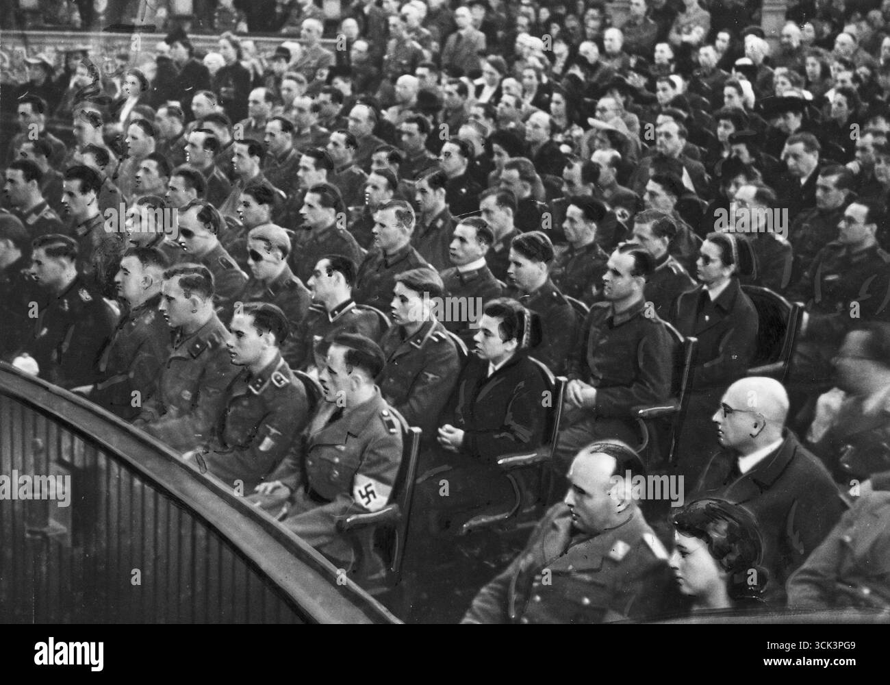 Rencontre nazie – célébrations au théâtre Juliusz Słowacki de Cracovie à l'occasion de l'anniversaire de la naissance d'Adolf Hitler – vue de la salle du théâtre, 1944 – photo retouchée Banque D'Images