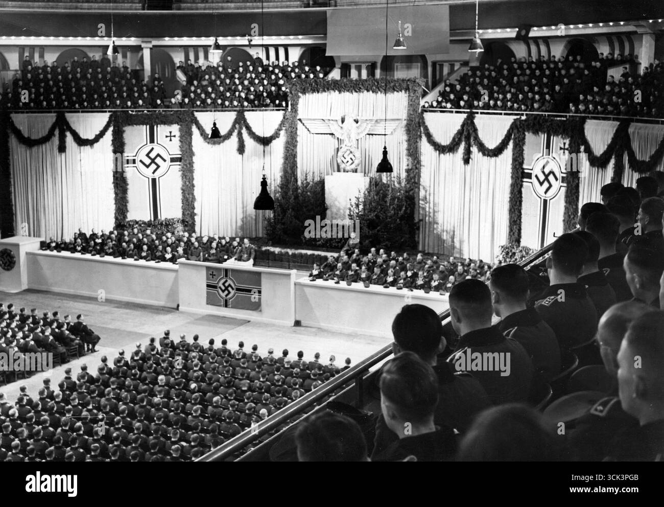 Réunion nazie – Führer Adolf Hitler s’adresse aux officiers cadets au Palais des Sports. Vue de la salle pendant le discours.. Symboles nazis visibles. 1940 Banque D'Images