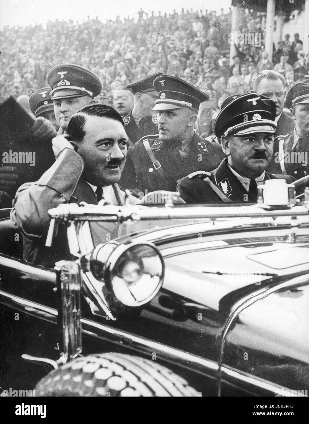 Politicien Adolf Hitler et son chauffeur Julius Schreck dans la voiture, années 1930 - étrange photo de presse à l'air ancienne, peut-être retouchée pour les journaux Banque D'Images