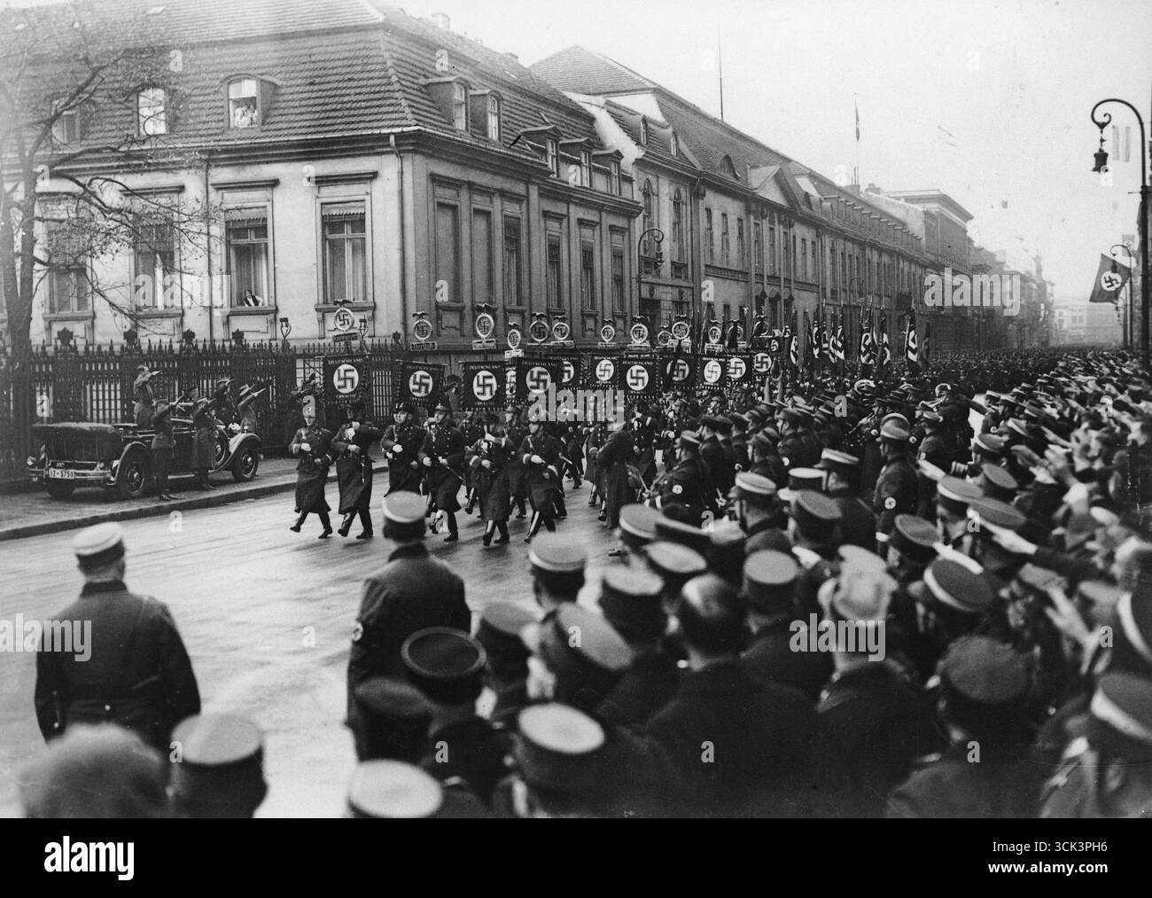 Le chancelier du Reich Adolf Hitler (debout dans une voiture) reçoit un défilé des troupes nazies de sa sur Wilhelmstrasse, Berlin 1935 Banque D'Images