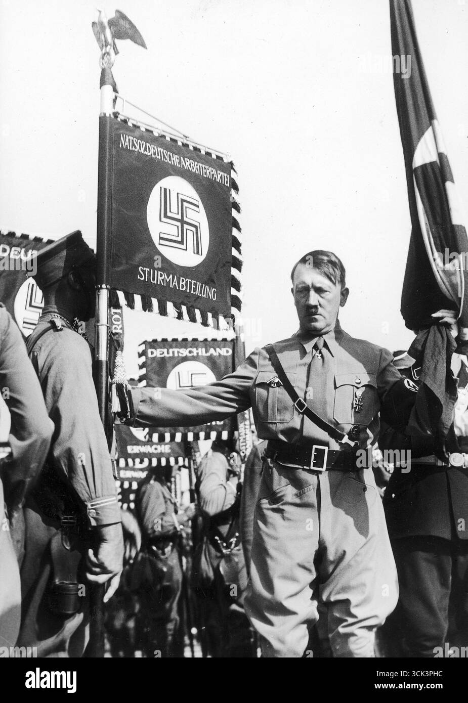 Reich Chancelier Adolf Hitler parmi les membres de la sa, drapeaux nazis et bannières visibles, 1938 Banque D'Images