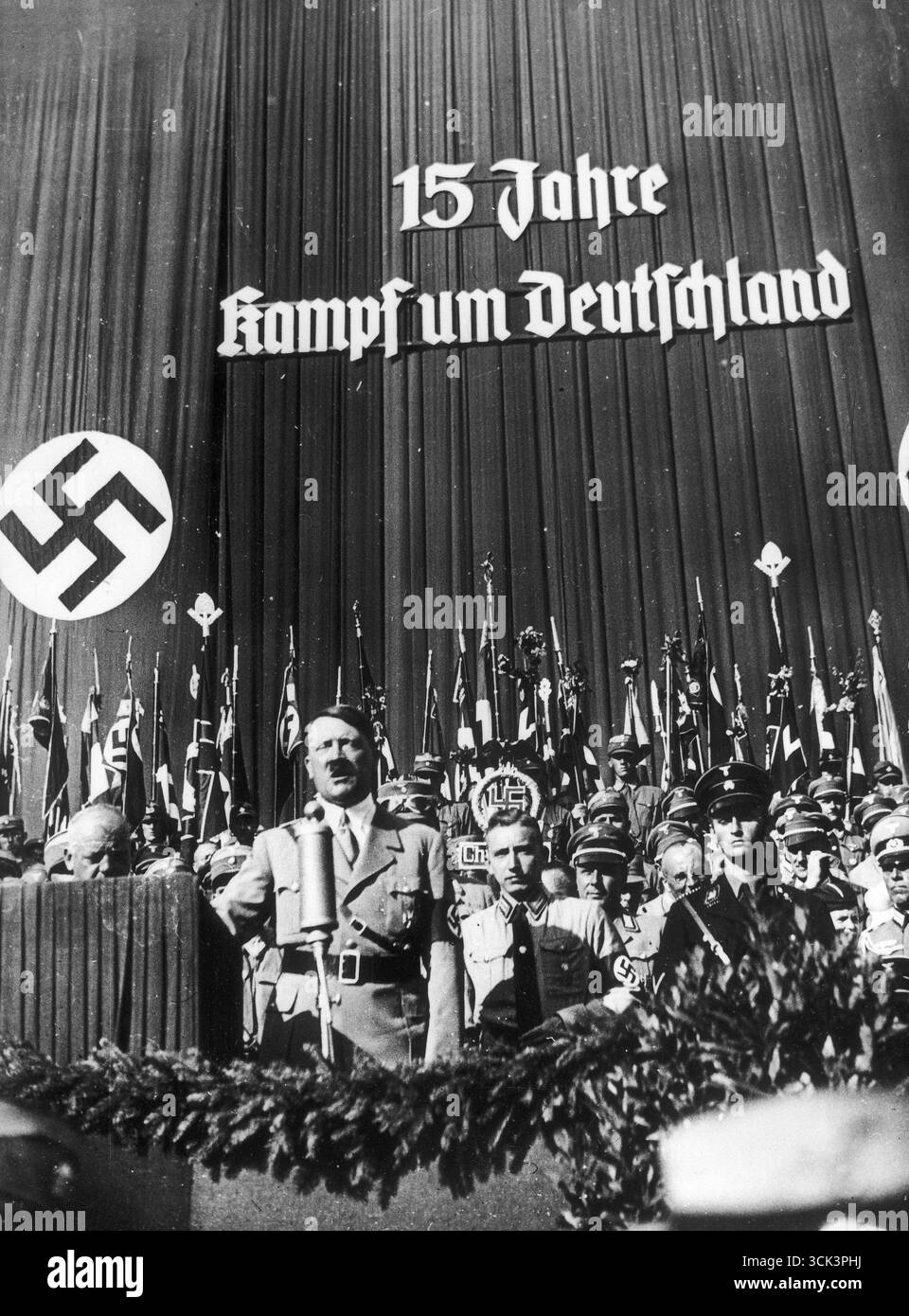 Le chancelier du Reich Adolf Hitler prononce un discours à l'occasion de la célébration du 15e anniversaire de la fondation du NSDAP (Parti national-socialiste des travailleurs allemands) à Rosenheim, en 1935 Banque D'Images