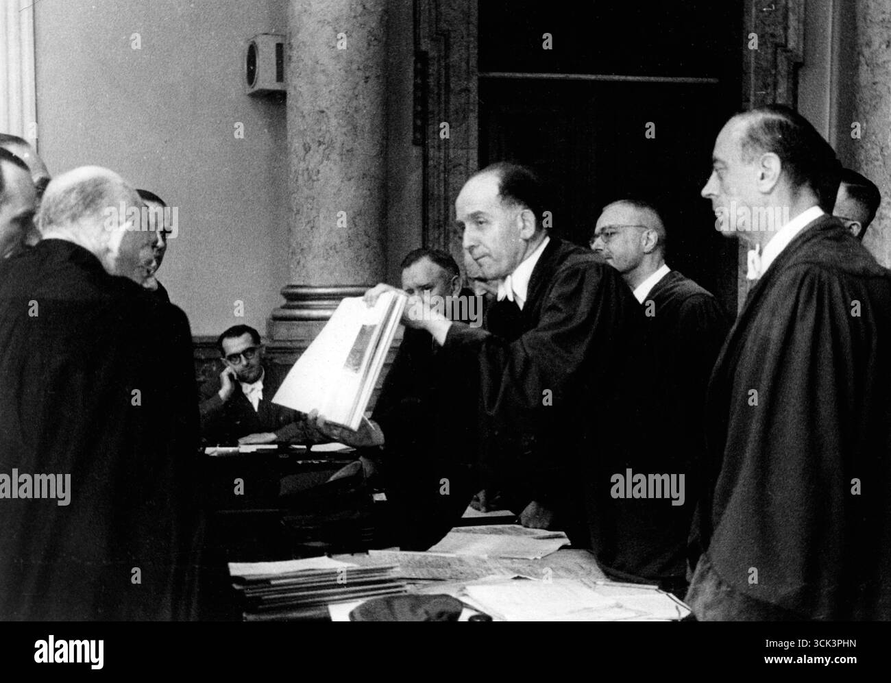 Le juge Roland Freisler présente au tribunal des photographies du site de la tentative d'assassinat d'Adolf Hitler. 1944 Banque D'Images