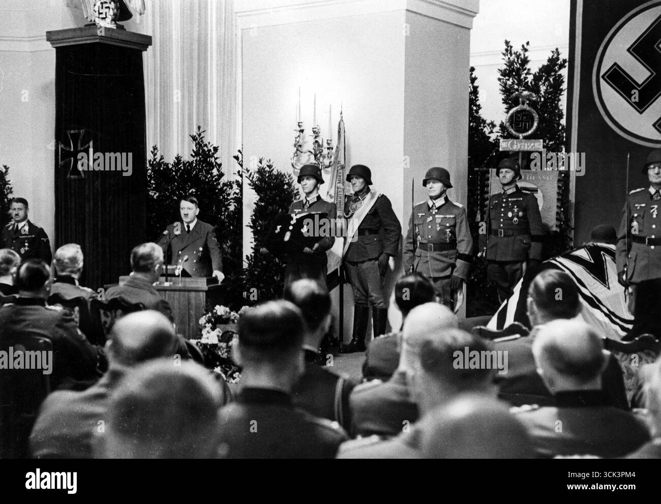 Le chef du troisième Reich, Adolf Hitler, parle, symboles nazis visibles 1944 Banque D'Images