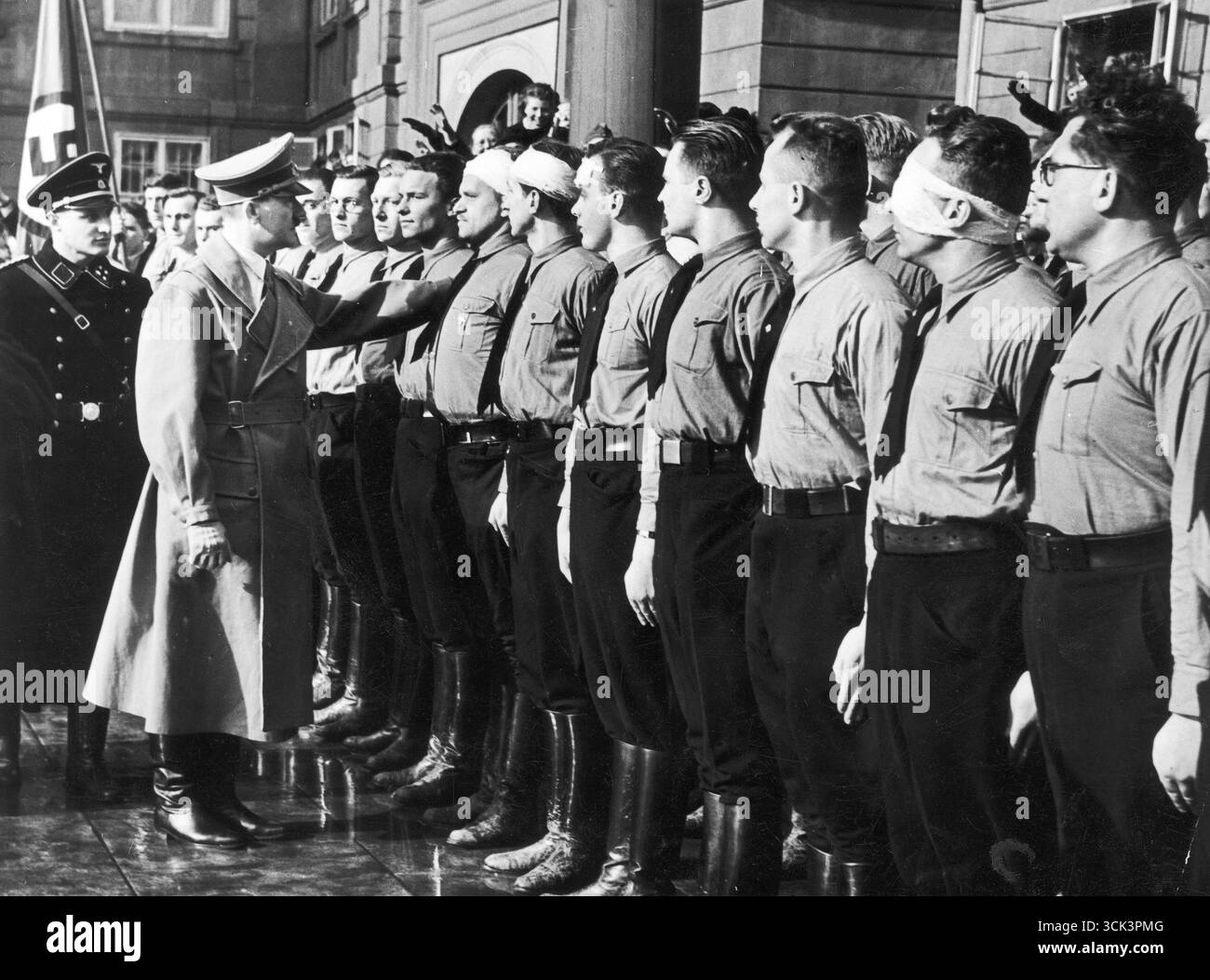 Visite du dirigeant nazi Adolf Hitler à Prague. Adolf rencontre des étudiants blessés. (Hitlerjugend) 1939 Banque D'Images