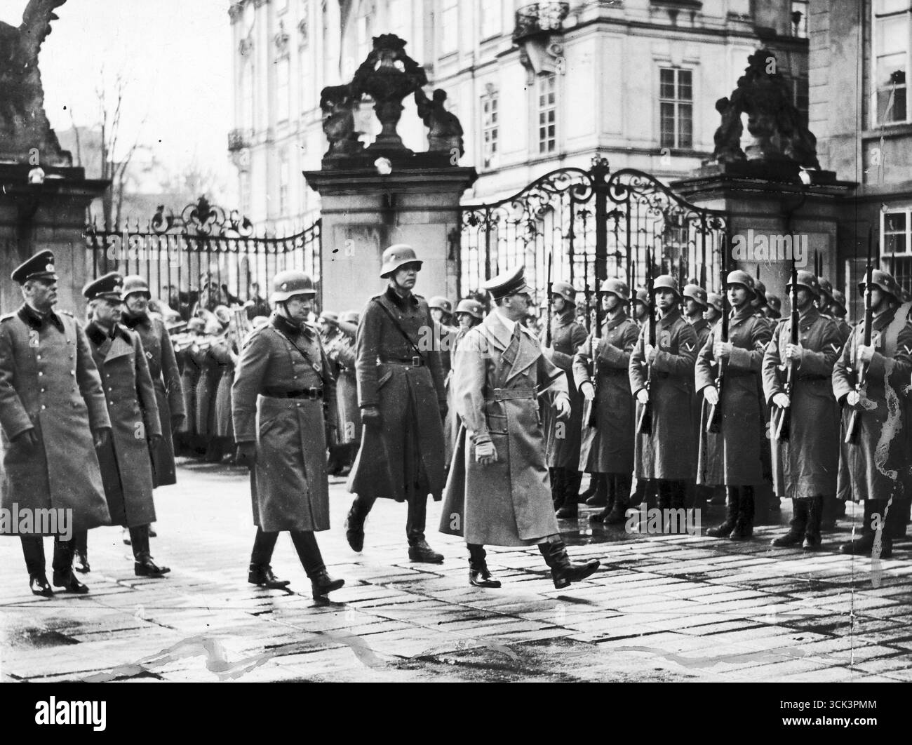 Visite du chancelier du Reich Adolf Hitler à Prague. Les soldats nazis allemands sont accueillants. 1939. Banque D'Images