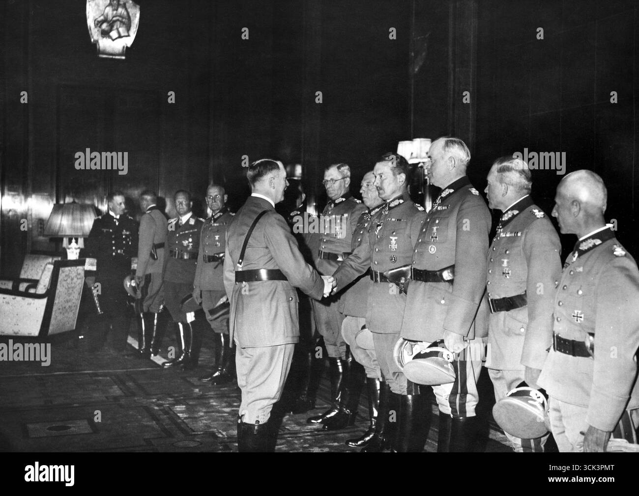 Seconde Guerre mondiale - le chef nazi Adolf Hitler (gauche, arrière) reçoit des commandants promus au grade de colonel général ou d'amiral. 1940 Banque D'Images