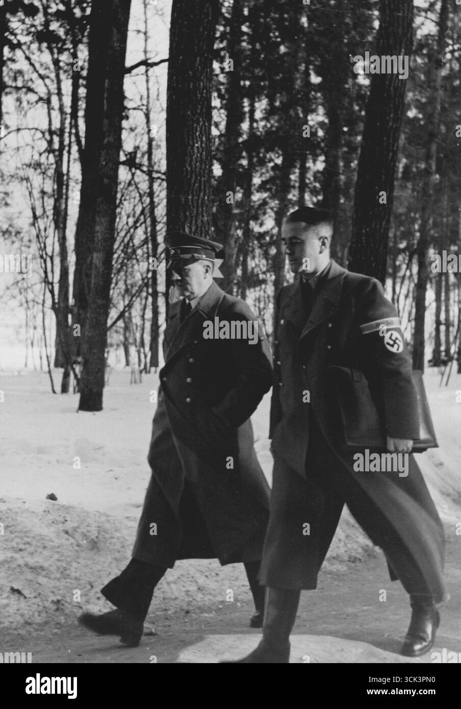 Seconde Guerre mondiale – Adolf Hitler (à gauche) et Albert Speer en uniformes nazis avec svastika, 1942 Banque D'Images