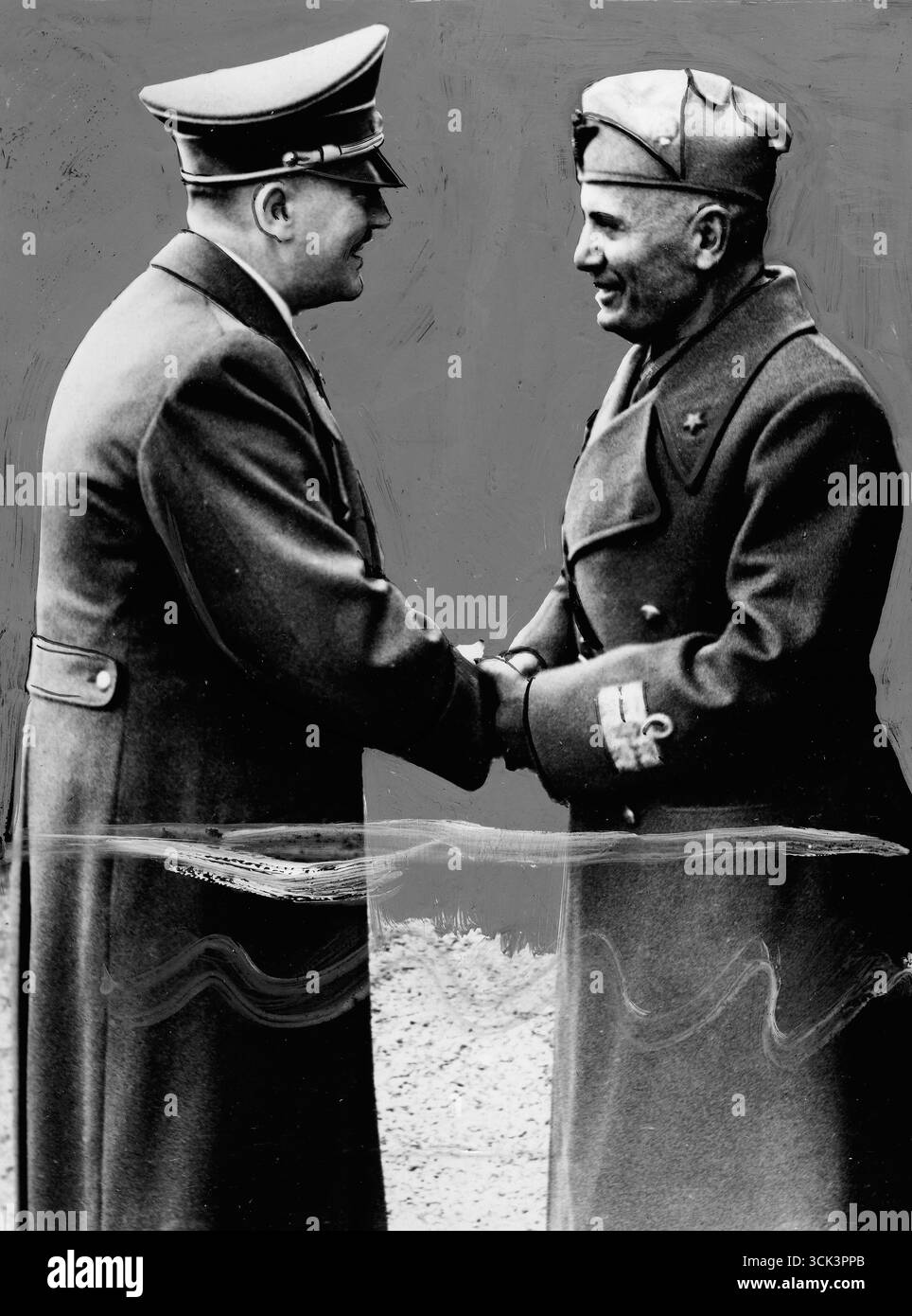 Dictionnaires de la seconde Guerre mondiale – le leader nazi Adolf Hitler (à gauche) salue le leader fasciste Benito Mussolini, 1943 - vieille photo de presse retouchée pour journal Banque D'Images