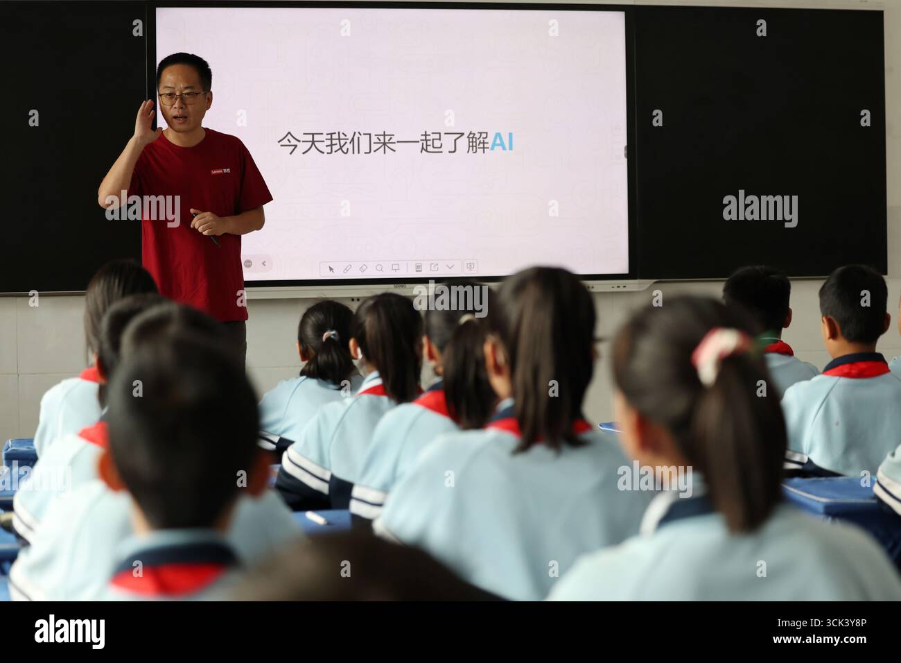 (250910) -- ZHANGXIAN, 10 septembre 2025 (Xinhua) -- Chen Mingjin, un expert en IA de la multinationale chinoise Lenovo, donne une conférence d'illumination en IA à l'école Yanchuan du comté de Zhangxian, ville de Dingxi dans la province du Gansu, au nord-ouest de la Chine, le 10 septembre 2025. Avec des ordinateurs donnés par Lenovo et des bénévoles de la société, une salle de classe informatique a été construite à l'école Yanchuan du comté de Zhangxian. Lors d’un événement de bien-être public organisé à l’école mercredi, les étudiants et les professeurs ont pu se plonger dans le domaine de la technologie de l’IA via une conférence conçue par des experts de Lenovo Banque D'Images