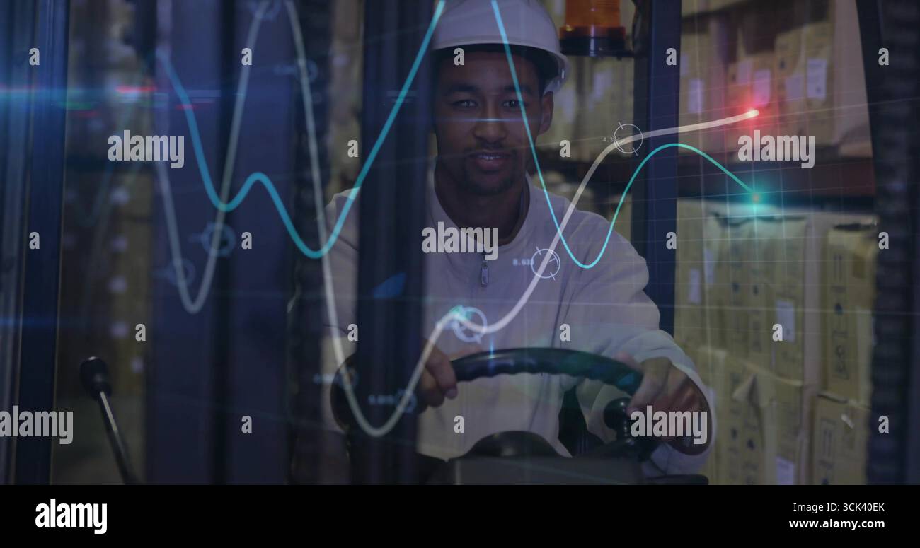 Opérateur de chariot élévateur manœuvrant les commandes parmi les rayonnages de palettes de boîtes dans l'entrepôt, avec superposition de données Banque D'Images