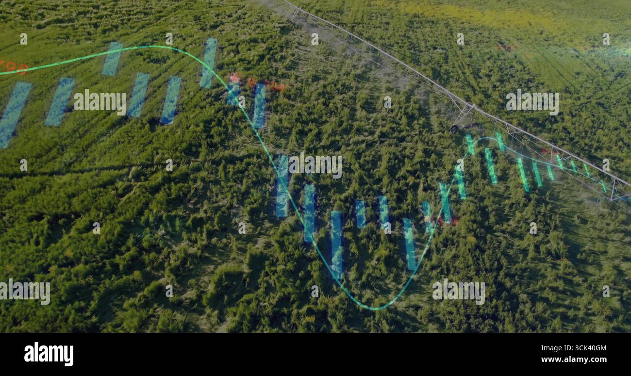 Bras d'irrigation à pivot central en acier au-dessus du champ de culture, avec superpositions financières, espace de copie Banque D'Images