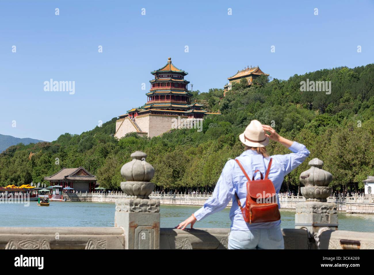 Une voyageuse se relaxant et profitant de la vue sur la nature depuis un ancien temple chinois, une attraction touristique à Pékin, en Chine. Palais d'été touri Banque D'Images