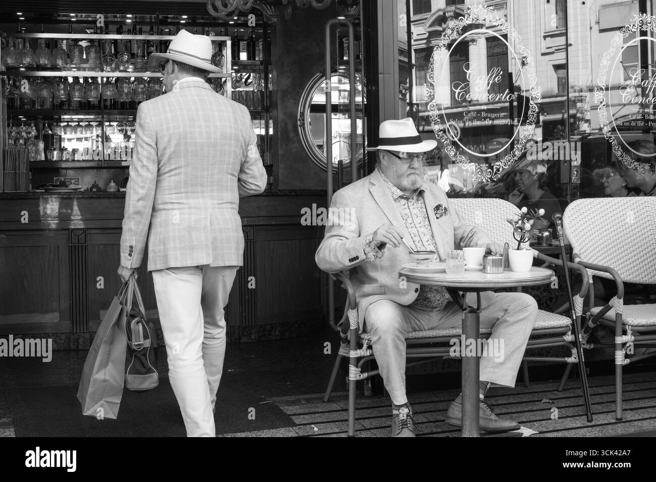 Deux hommes élégamment habillés au Caffe Concerto, Haymarket, Londres, Royaume-Uni Banque D'Images