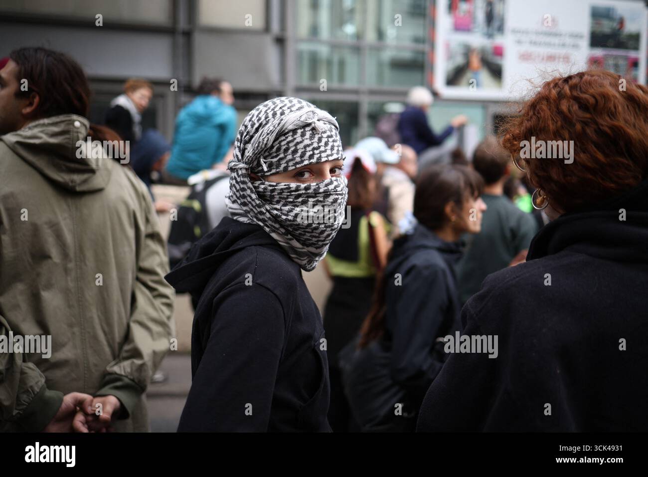 Paris, France. 10 septembre 2025. Paris, France. 10 septembre 2025. Manifestants participant à la mobilisation 'Bloquons-tout' photographiés près de la Gare du Nord, Paris, le 10 septembre 2025. Photo de Raphael Lafargue/ABACAPRESS.COM crédit : Abaca Press/Alamy Live News crédit : Abaca Press/Alamy Live News crédit : Abaca Press/Alamy Live News Banque D'Images
