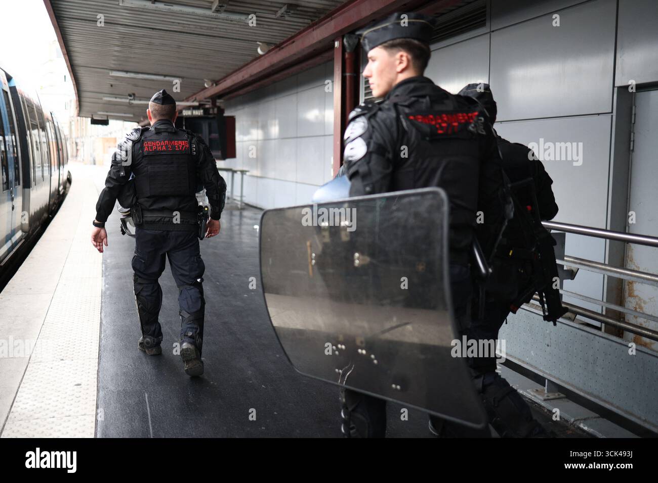 Paris, France. 10 septembre 2025. Paris, France. 10 septembre 2025. Policiers photographiés lors de la mobilisation 'Bloquons-tout' à la Gare du Nord, Paris, le 10 septembre 2025. Photo de Raphael Lafargue/ABACAPRESS.COM crédit : Abaca Press/Alamy Live News crédit : Abaca Press/Alamy Live News crédit : Abaca Press/Alamy Live News Banque D'Images