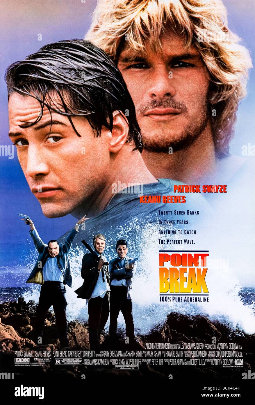 Point Break (1991) réalisé par Kathryn Bigelow avec Patrick Swayze, Keanu Reeves et Gary Busey. Un agent infiltré du FBI est attiré dans le monde plein d'adrénaline des voleurs de banque surfeurs, déchiré entre devoir et loyauté. Photographie d'une affiche américaine originale de 1991 À USAGE ÉDITORIAL EXCLUSIF. Crédit : BFA / 20th Century Fox Banque D'Images