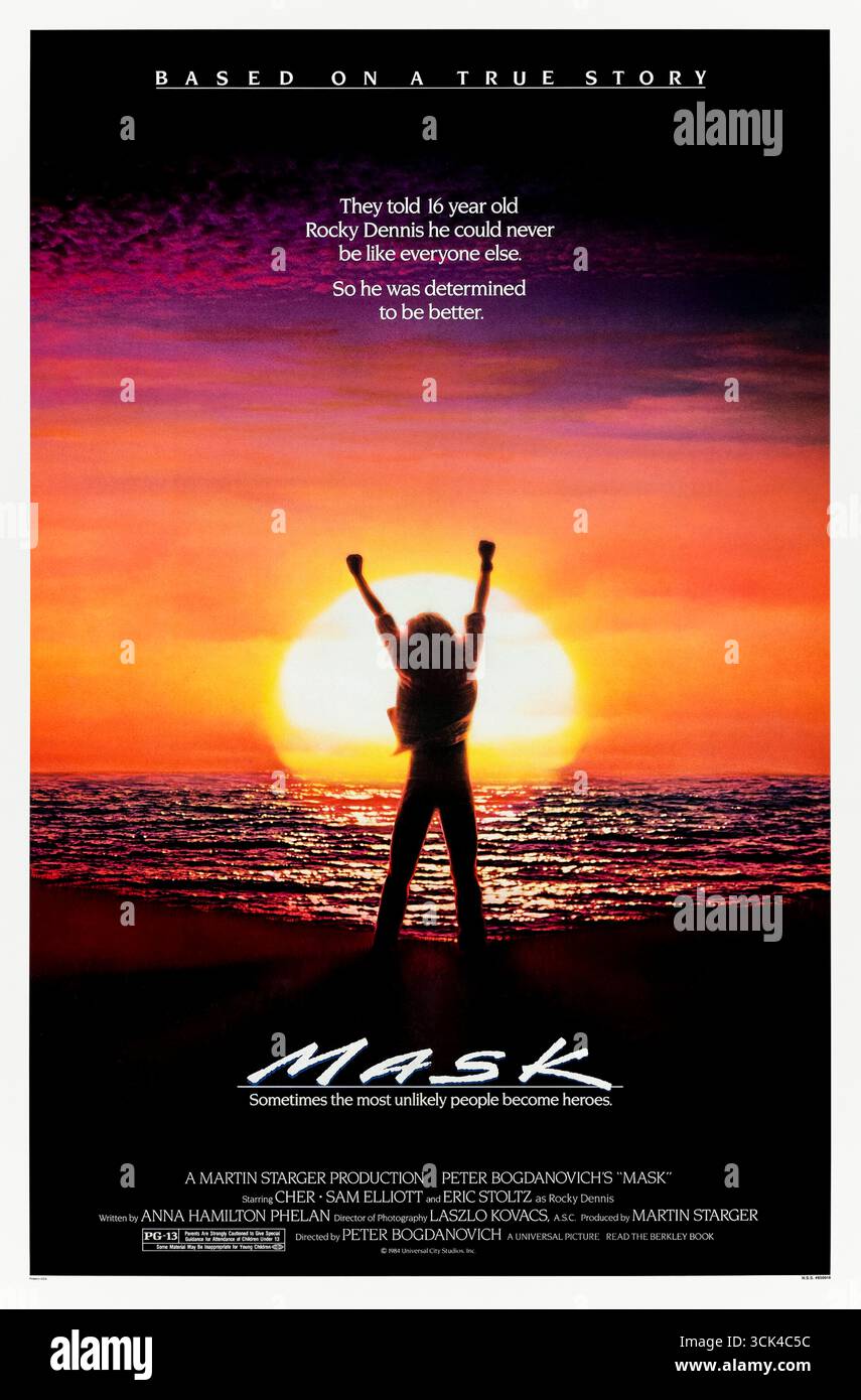 Mask (1985) réalisé par Peter Bogdanovich et mettant en vedette cher, Eric Stoltz et Sam Elliott. Un adolescent avec une difformité faciale et sa mère de gang de motards luttent pour vivre une vie normale, surmonter les préjugés et l'adversité. Photographie d'une affiche américaine originale de 1985 À USAGE ÉDITORIAL EXCLUSIF. Crédit : BFA / Universal Pictures Banque D'Images