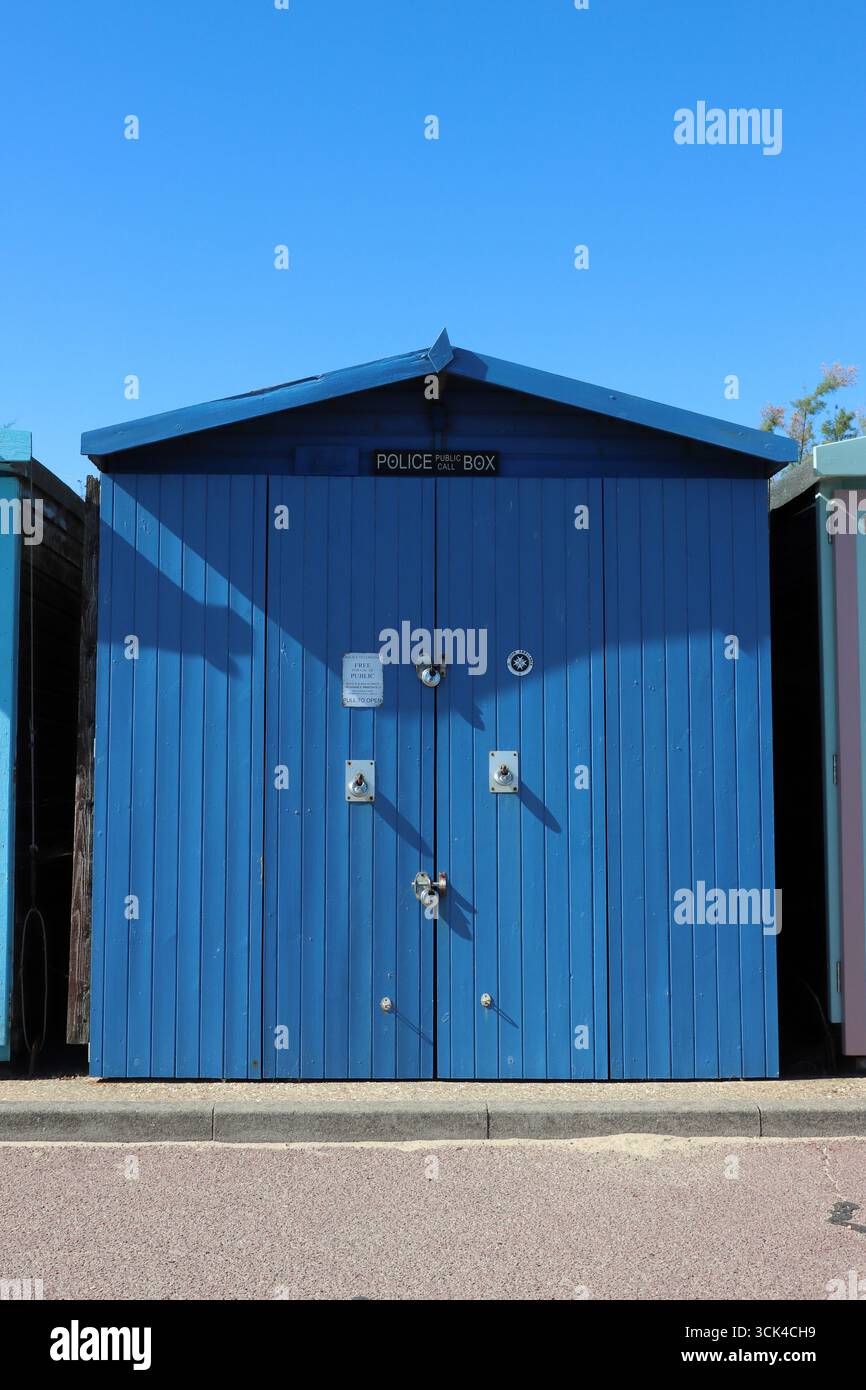 Hutte de plage utilisée comme boîte d'appel publique de police pour une utilisation d'urgence, promenade en bord de mer, Frinton-on-Sea, Essex, Angleterre Banque D'Images
