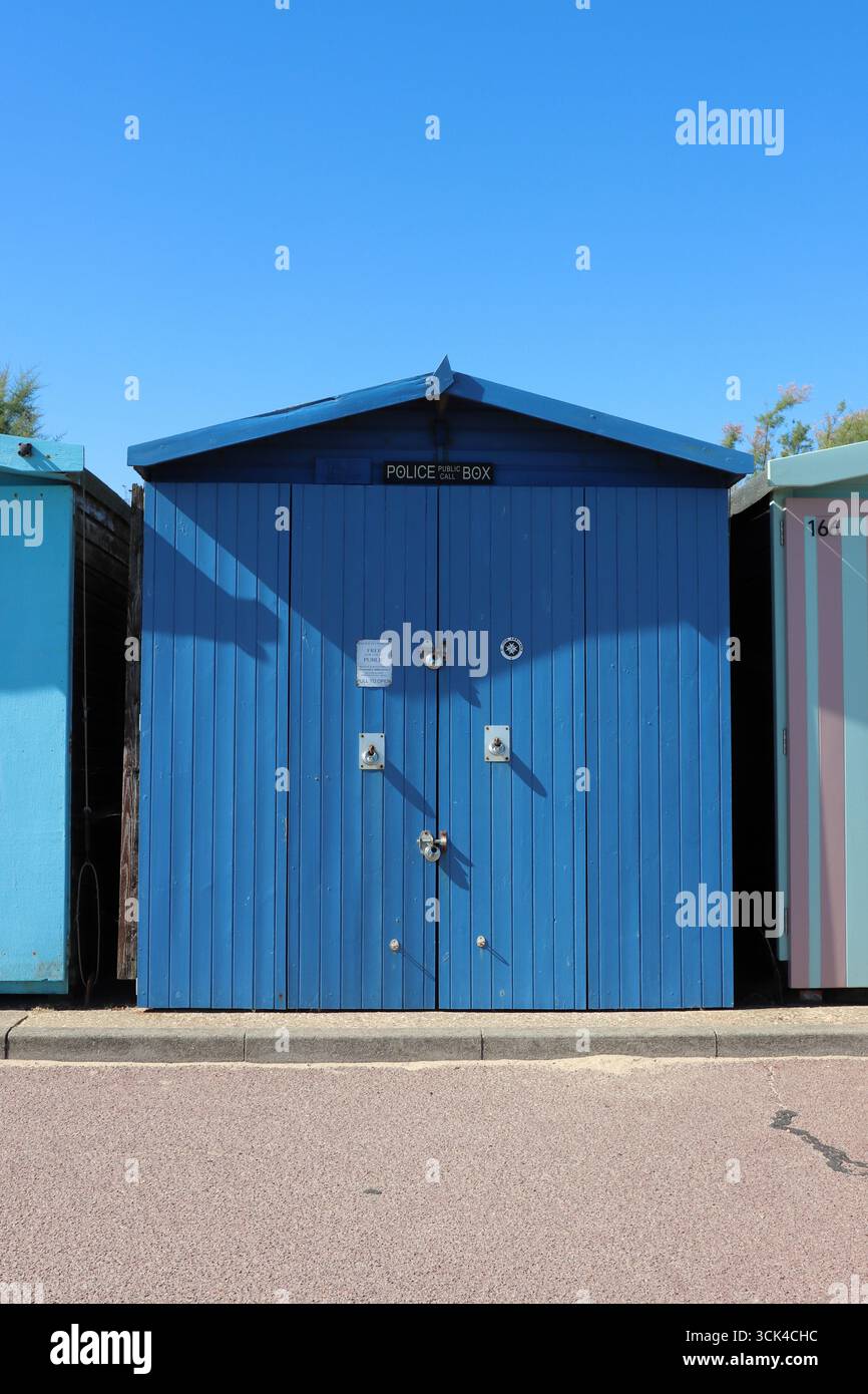 Hutte de plage utilisée comme boîte d'appel publique de police pour une utilisation d'urgence, promenade en bord de mer, Frinton-on-Sea, Essex, Angleterre Banque D'Images