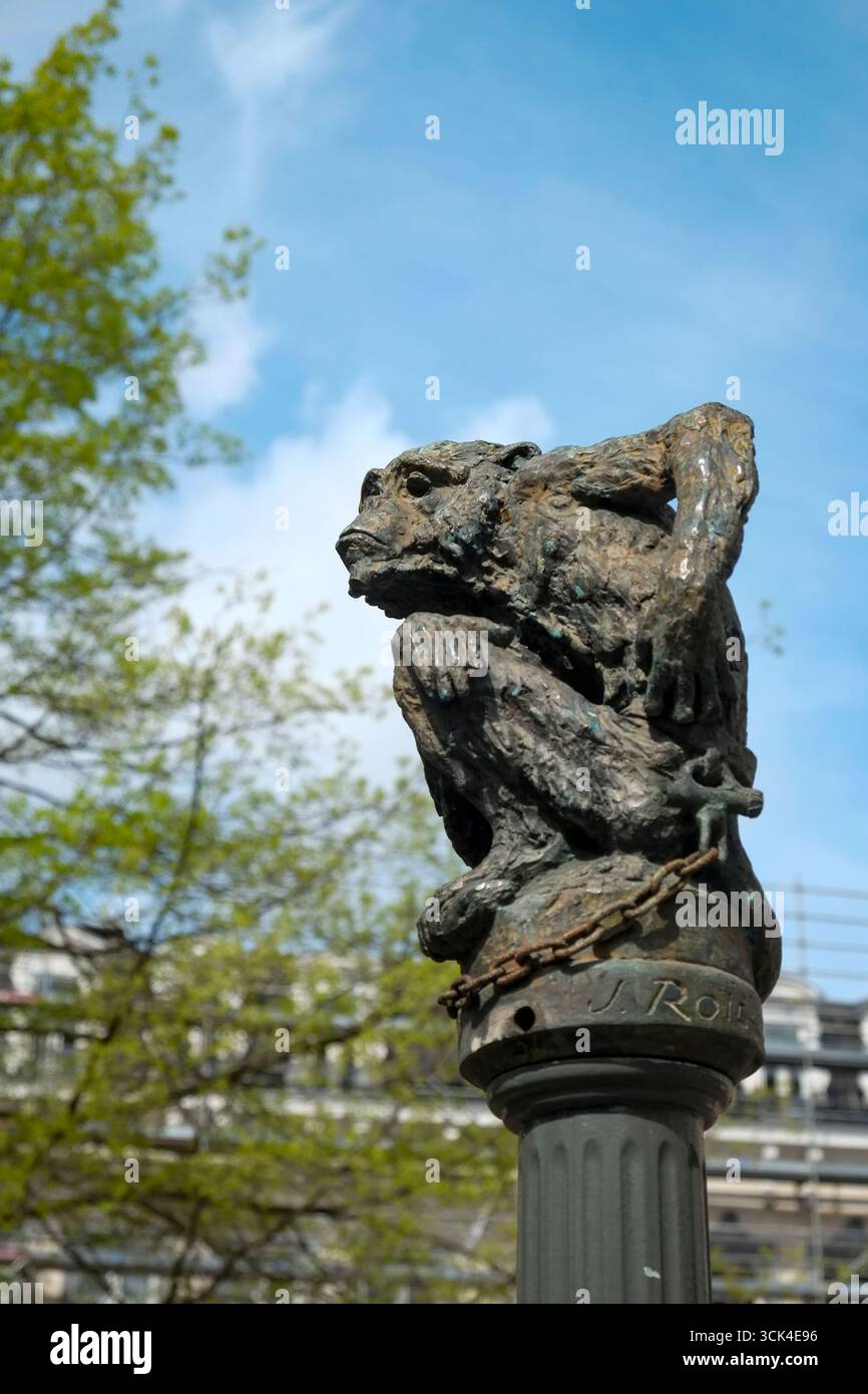 Griffer statue de singe sur le dessus de la colonne Banque D'Images