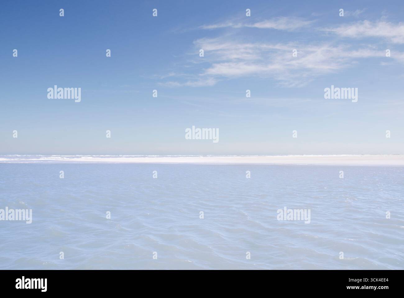 Surface de l'eau ondulée et plage de l'île inhabitée Banque D'Images