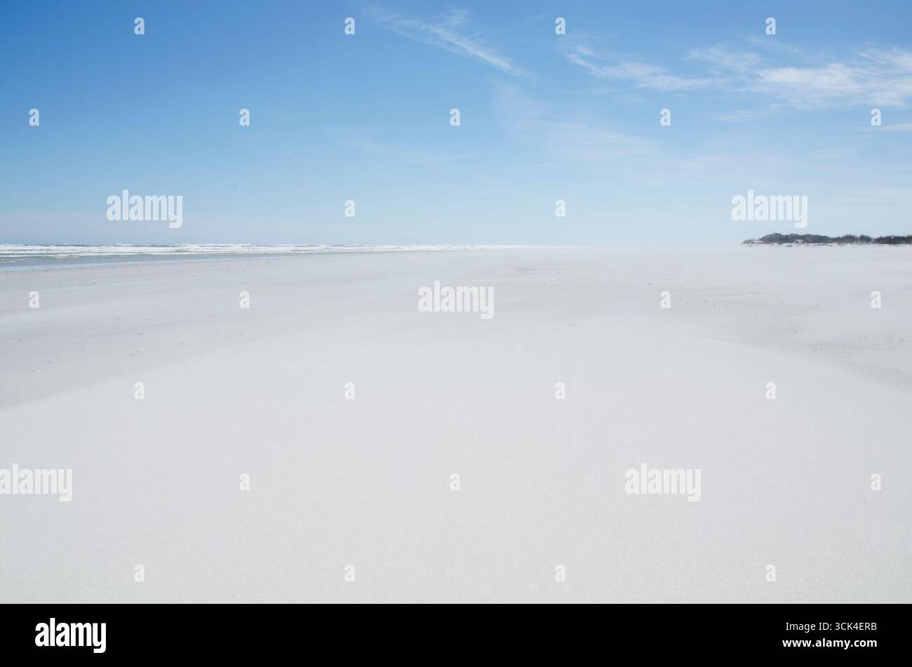 Plage de sable blanc d'île inhabitée Banque D'Images