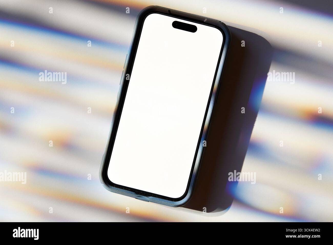 Téléphone intelligent sur fond de traînée légère Banque D'Images