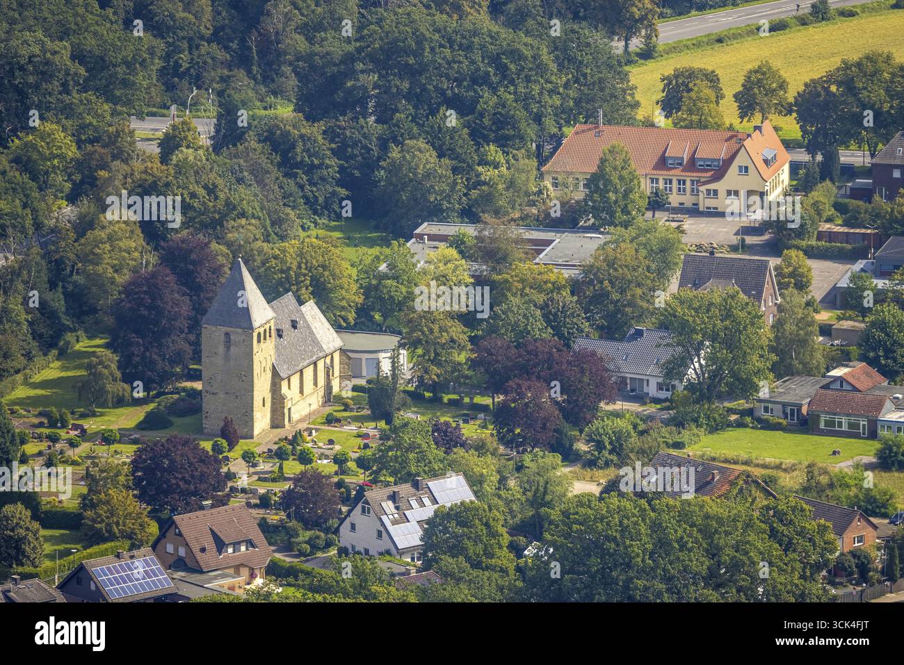 Vue aérienne, église du village d'Uentrop evang. Trinitatis-Kirchengemeinde, Maximilian école primaire emplacement Uentrop, Uentrop, Hamm, région de la Ruhr, RHI Nord Banque D'Images