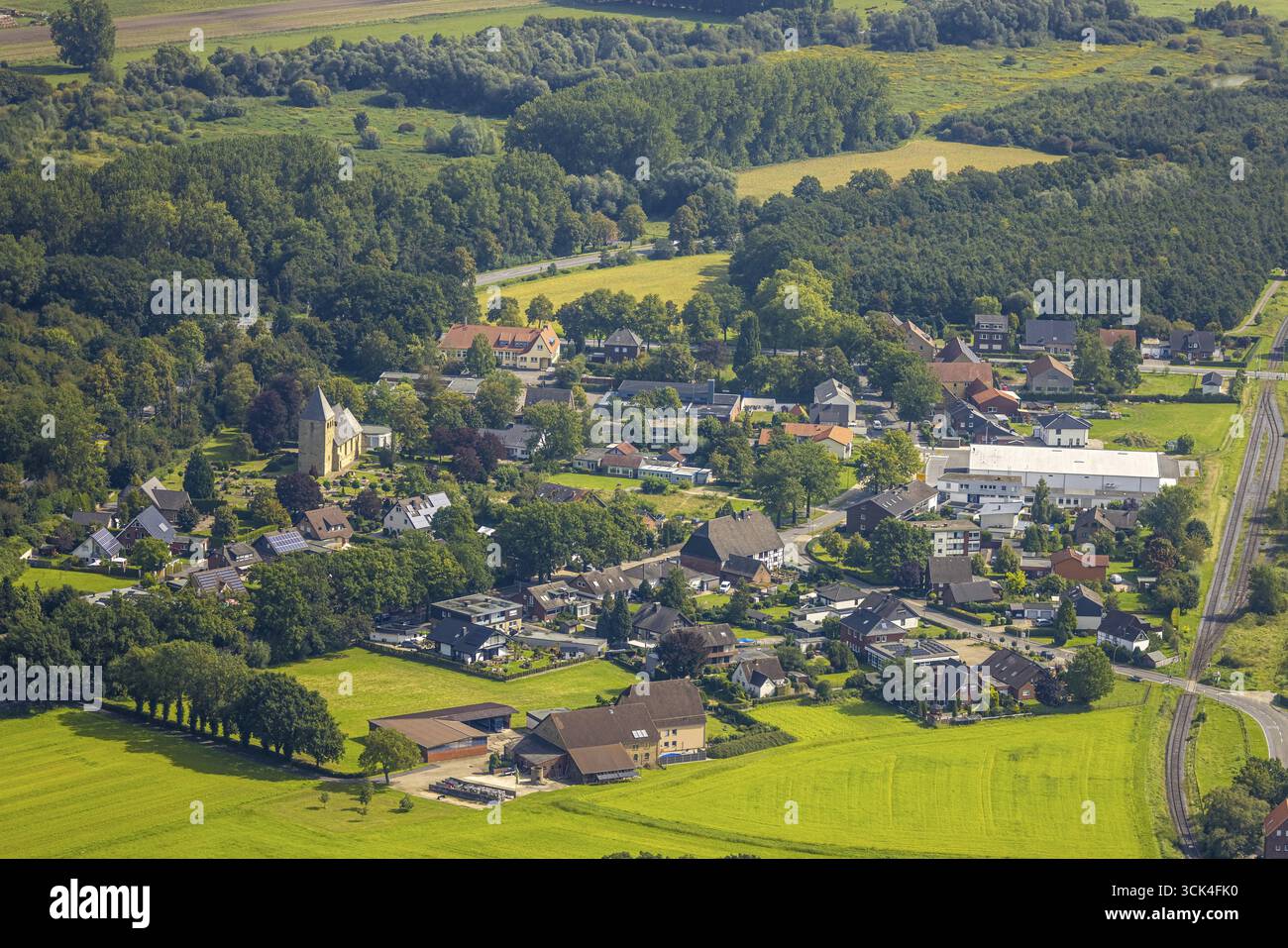 Vue aérienne, église du village d'Uentrop evang. Trinitatis-Kirchengemeinde, Maximilian école primaire emplacement Uentrop, Uentrop, Hamm, région de la Ruhr, RHI Nord Banque D'Images